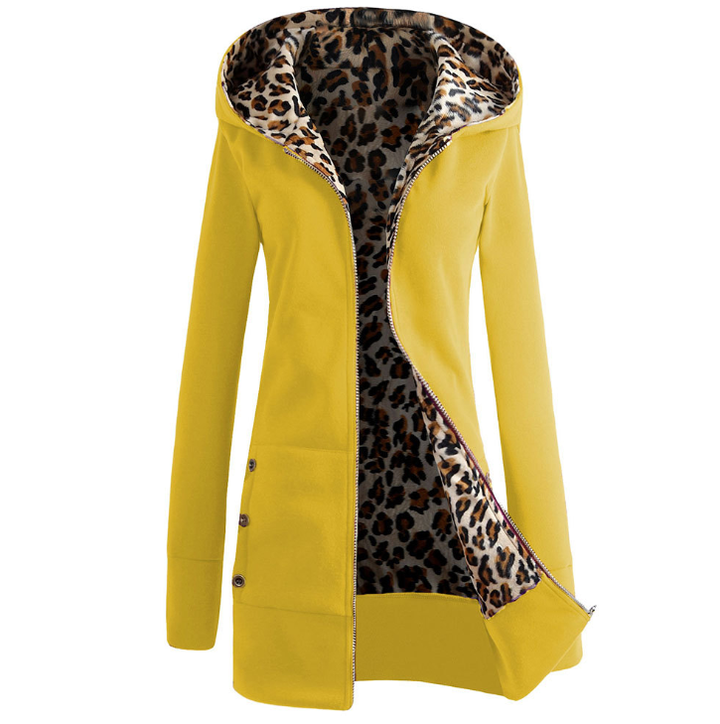 Comoda giacca donna invernale leopardata con cappuccio. Calda, antivento e perfetta per outfit casual e moda.