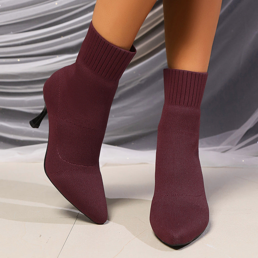 Scarpe donna moda: stivaletti neri elasticizzati con tacco a spillo alto e punta affusolata, ideali per outfit invernali.