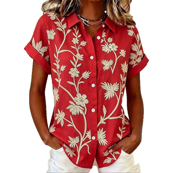 Moda estiva: camicetta floreale da donna a maniche corte, top elegante con motivi botanici.