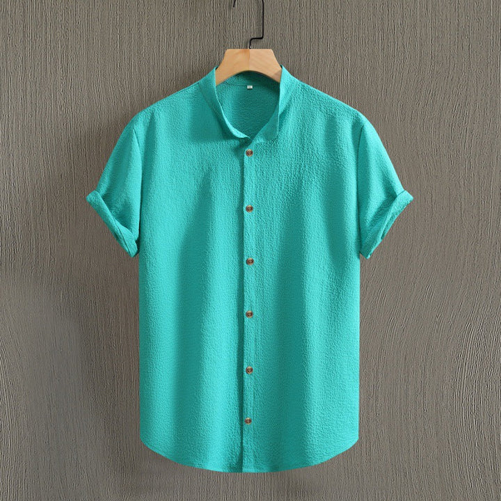 Camicia uomo a manica corta per l'estate, tinta unita. Design moderno con colletto rigido e vestibilità rilassata.