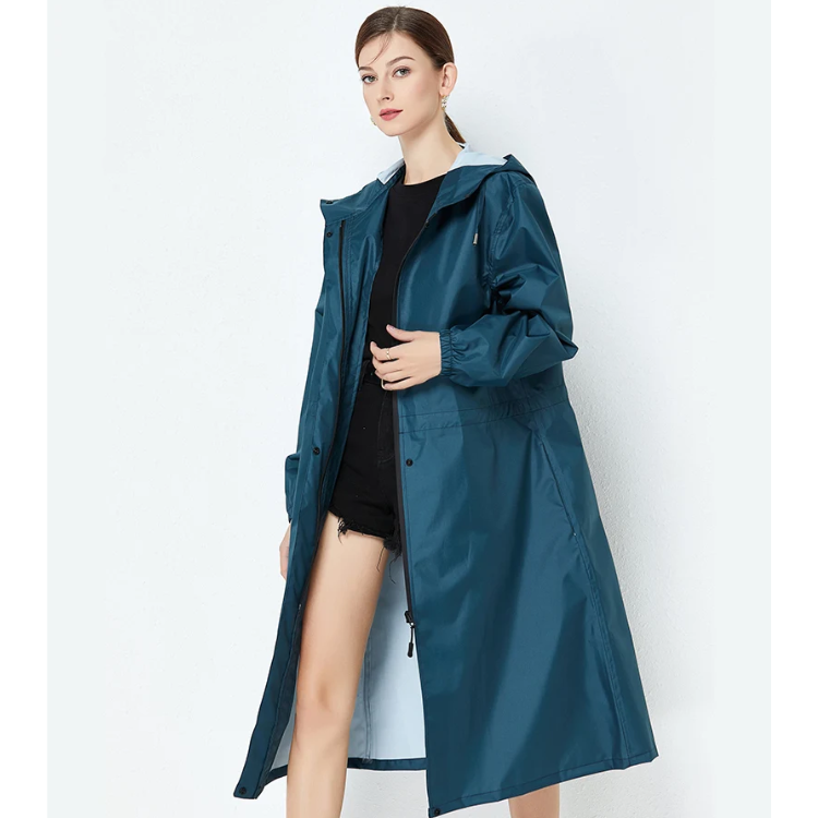Giacca impermeabile lunga donna con cappuccio, ideale per proteggersi dalla pioggia primaverile.