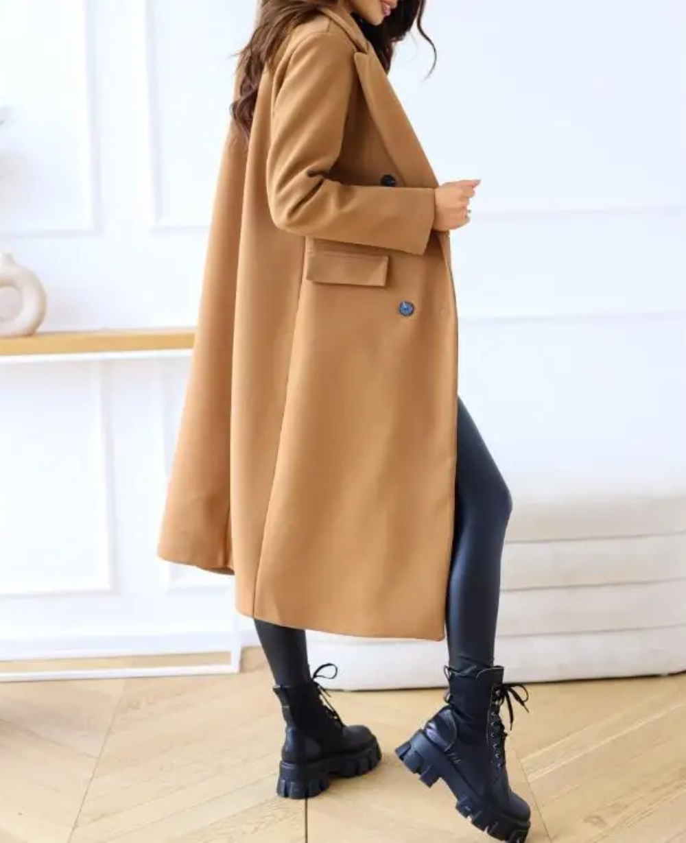 Trench lungo donna, slim-fit, per un tocco di eleganza ad ogni outfit.