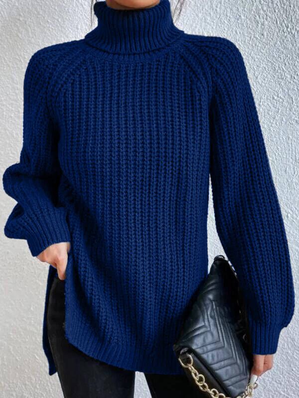 Dettagli moda: maglione donna collo alto, maniche raglan e spacco. Ideale per abbigliamento versatile.