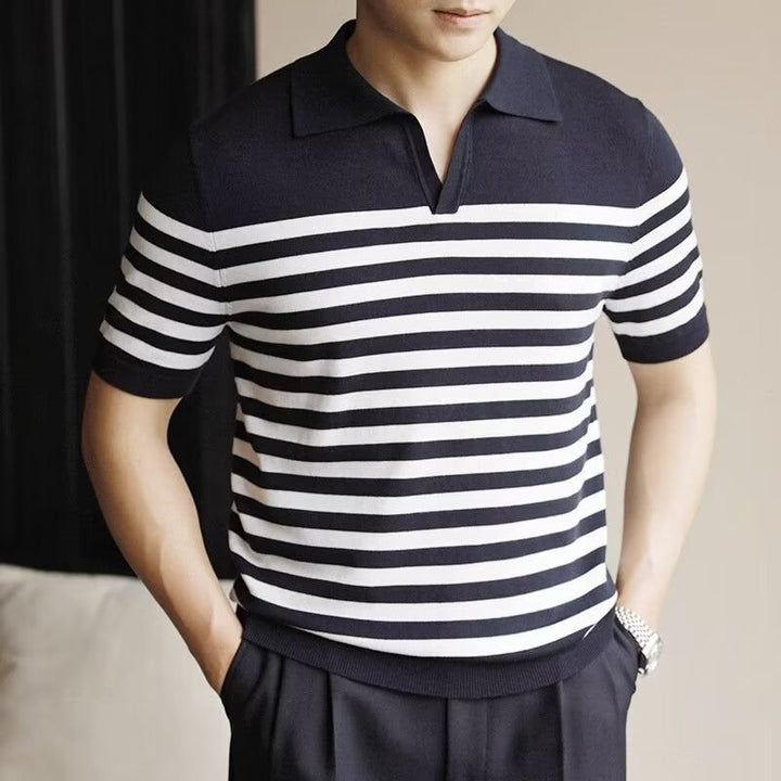 Maglia uomo a maniche corte in cotone leggero con righe sottili, perfetta per un look fresco e casual estivo.
