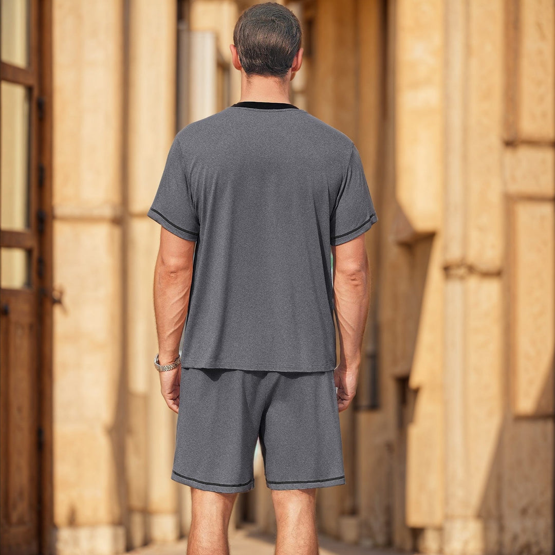 Outfit estivo uomo due pezzi. Maglietta e pantaloncini casual per uno stile estivo comodo e alla moda.