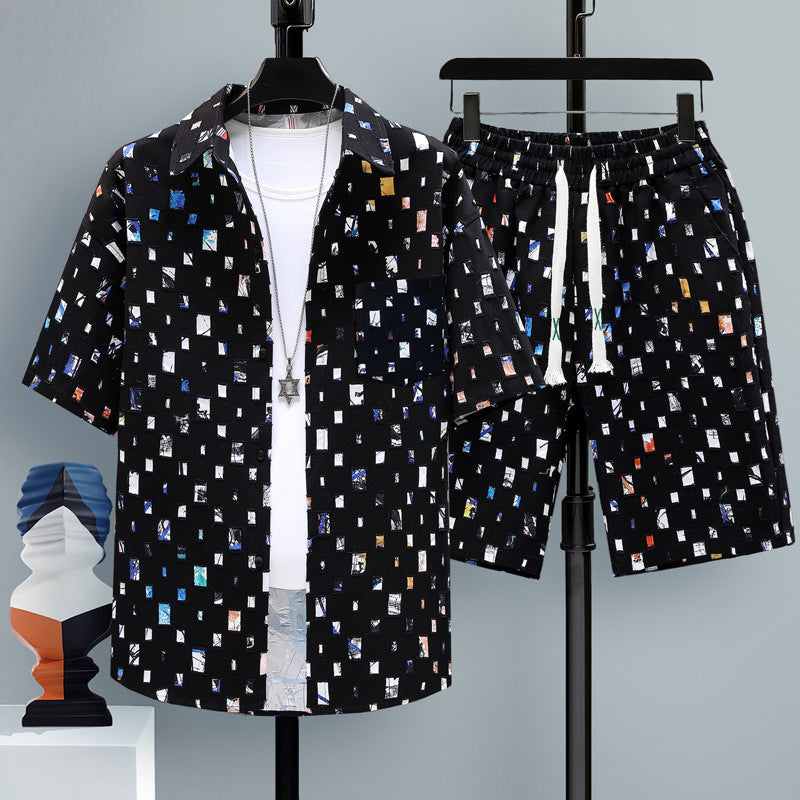 Abbigliamento uomo estivo con stampa: completo casual di t-shirt e pantaloncini per viaggi e relax.