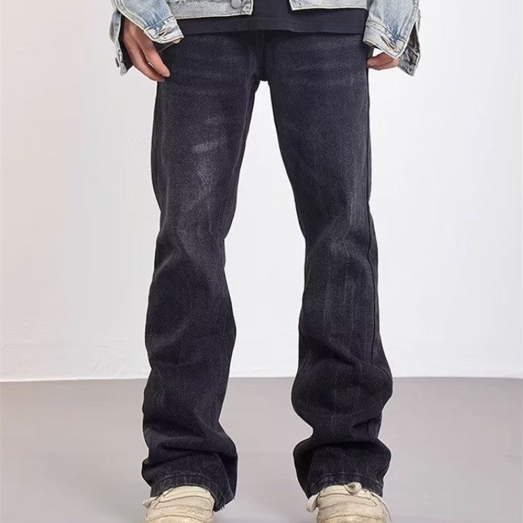 Jeans uomo neri svasati con finitura effetto lavato e dettagli usurati, perfetto per un look casual di tendenza.