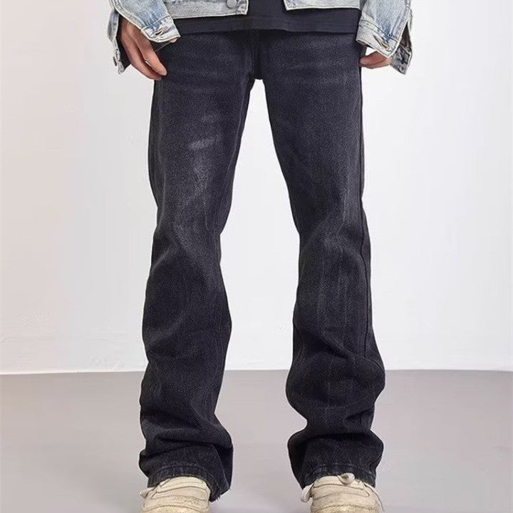 Jeans uomo neri svasati con finitura effetto lavato e dettagli usurati, perfetto per un look casual di tendenza.