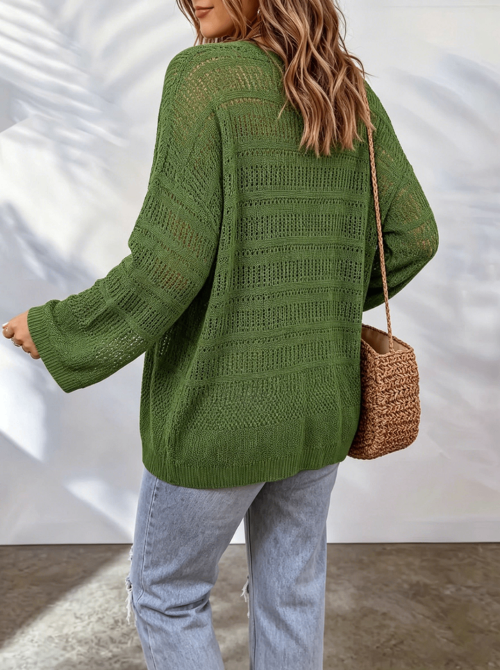 Modella indossa cardigan donna traforato verde, abbinamento casual chic per un look da mezza stagione.