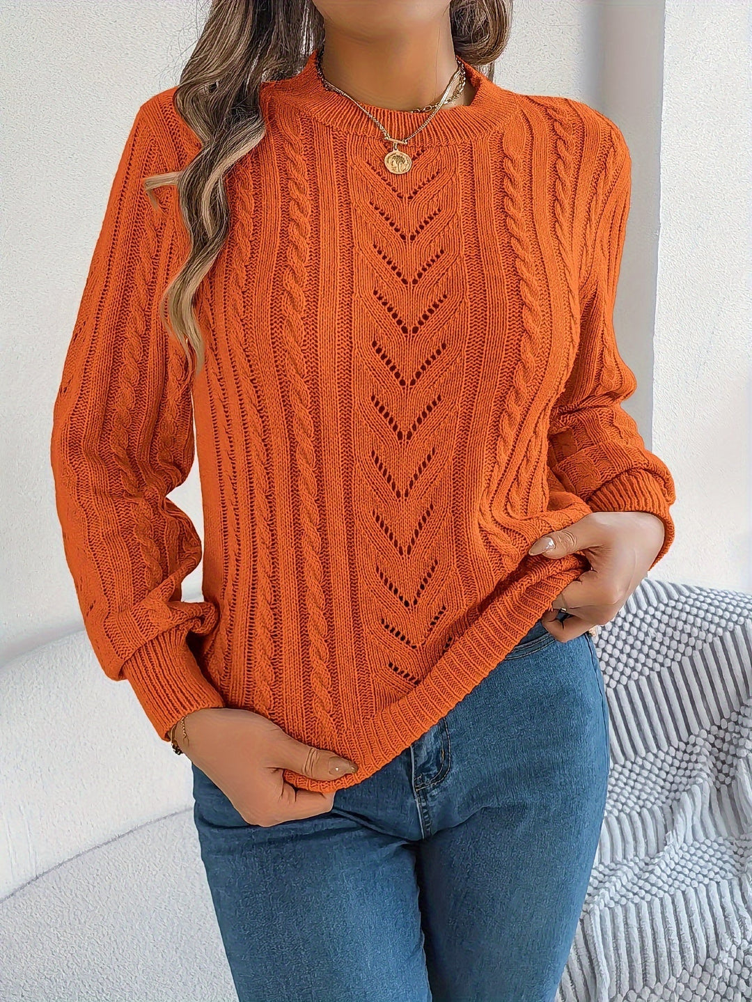 Maglione da donna con maniche lunghe, girocollo, lavorazione a trecce. Caldo e trendy.