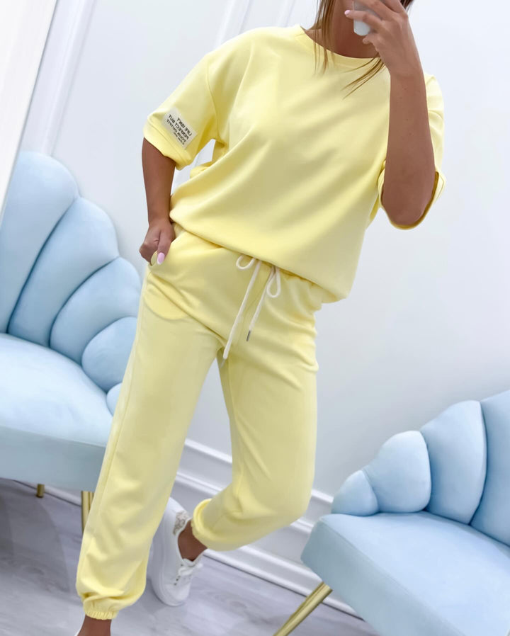 Pigiama donna set 2 pezzi: maglia a manica corta e pantaloni coordinati. Vestibilità comoda per relax e sonno.