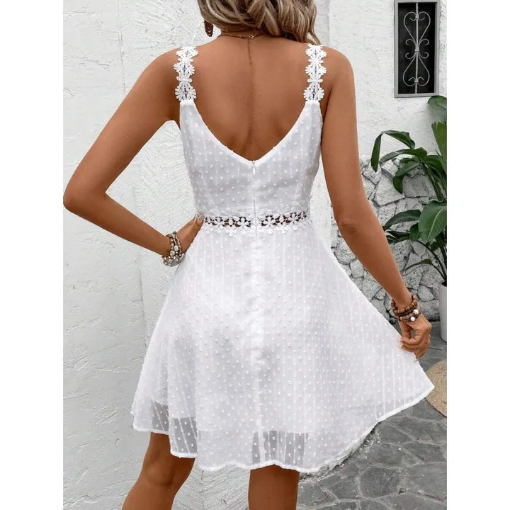 Modella indossa abito mini estivo donna plumetis con spalline in pizzo. Look frontale completo.