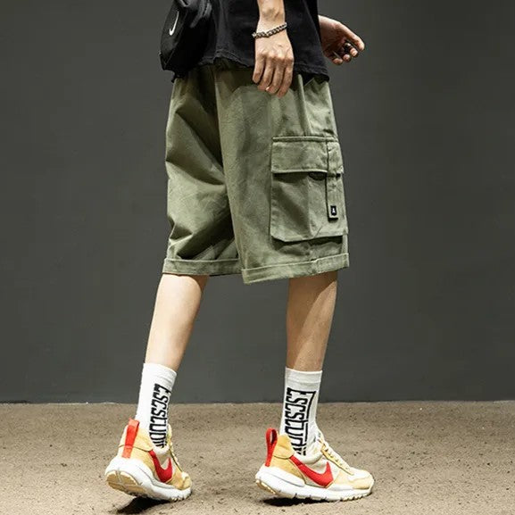 Shorts uomo con tasche cargo multifunzionali, pratici e resistenti per un look casual estivo.