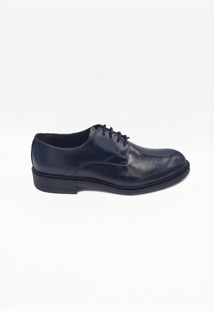 Dettaglio scarpe stringate uomo eleganti effetto abraso. Calzature formali, stile classico e qualità artigianale.