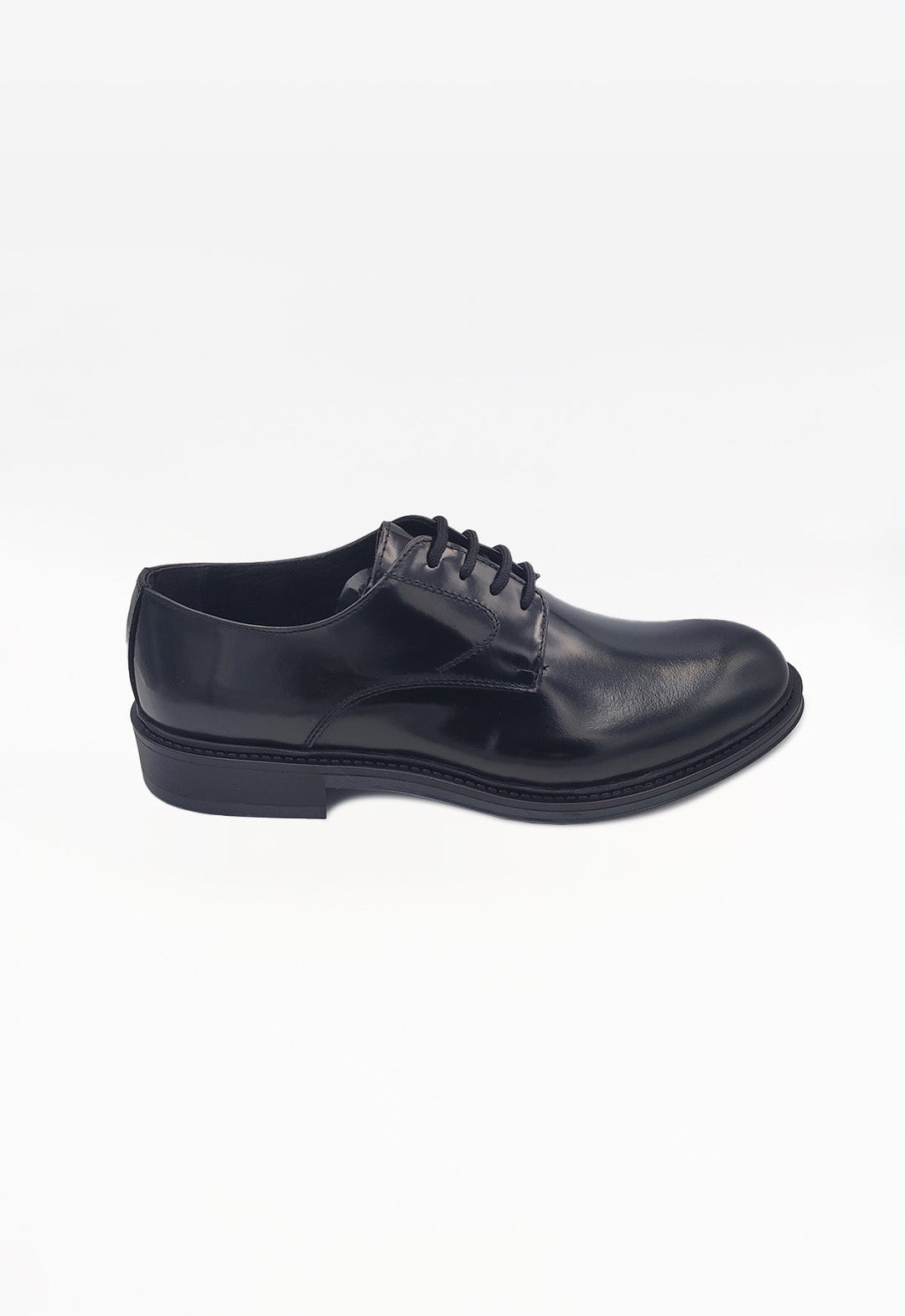 Scarpe eleganti uomo stringate, effetto abraso distintivo. Perfette per un look formale e moda maschile classica.