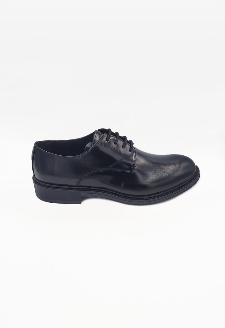 Scarpe eleganti uomo stringate, effetto abraso distintivo. Perfette per un look formale e moda maschile classica.