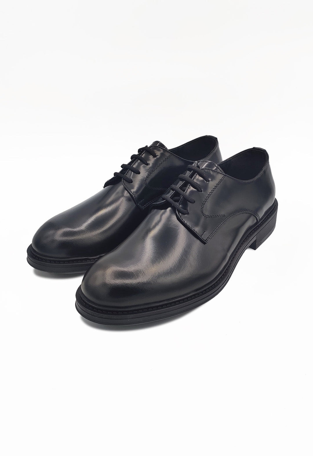 Scarpe stringate da uomo con effetto abraso, suola antiscivolo, ideali per comfort e stile classico formale.