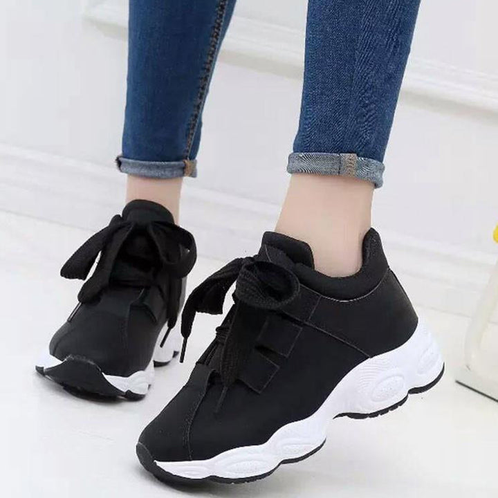 Sneakers donna da running con suola spessa, lacci e punta tonda. Ideali per comfort quotidiano e stile sportivo.
