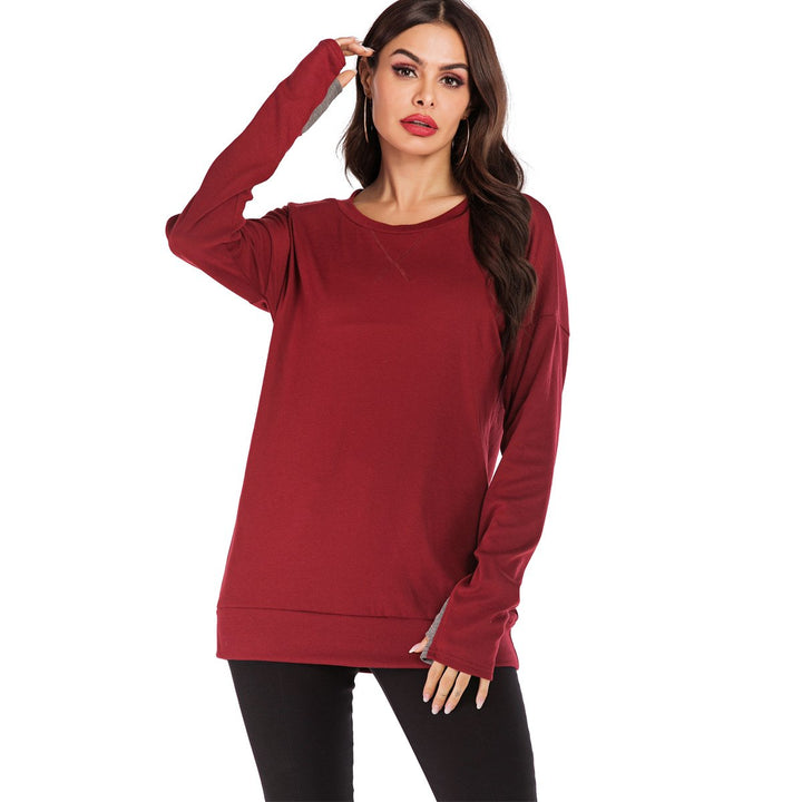 Primo piano del maglione pullover donna, mostra la trama del tessuto a tinta unita.