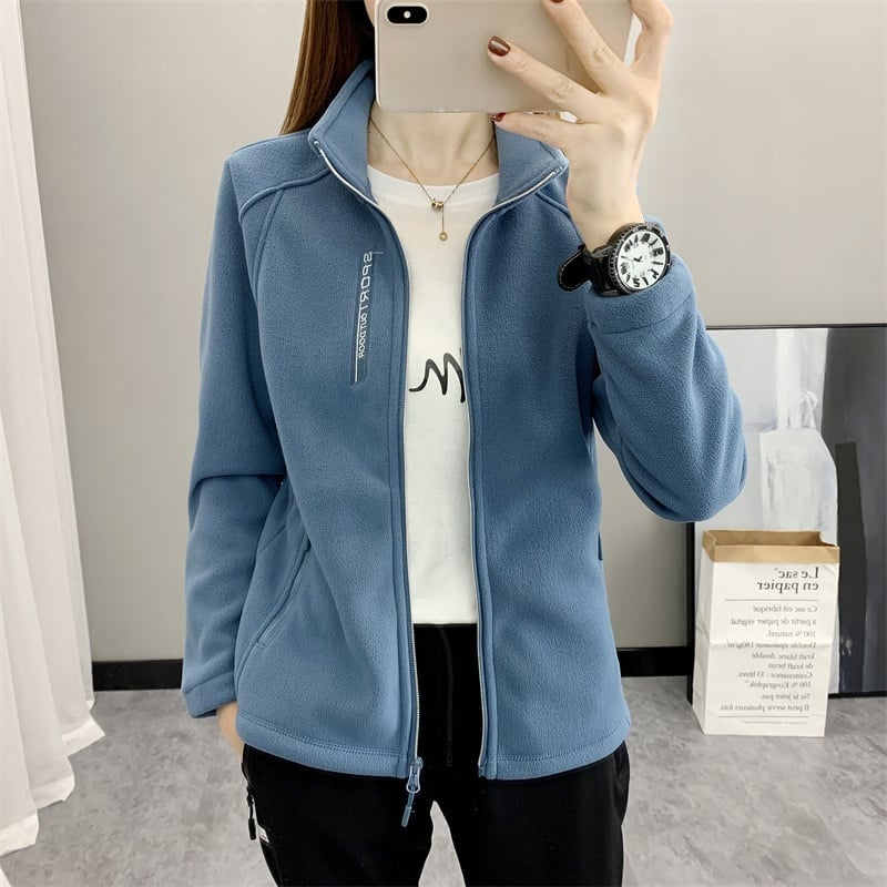Caldissimo cappotto invernale donna spesso, con collo alto. Abbigliamento perfetto per affrontare l'inverno con comfort.