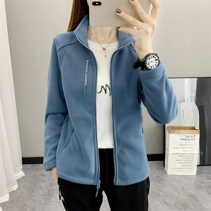 Caldissimo cappotto invernale donna spesso, con collo alto. Abbigliamento perfetto per affrontare l'inverno con comfort.
