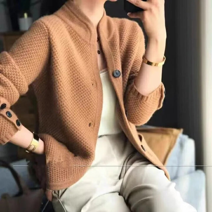 Cardigan elegante da donna in maglieria a collo alto, ideale per look autunnali e invernali, sia casual che chic.