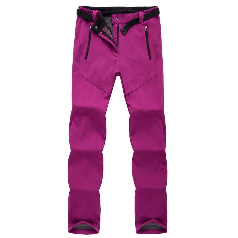 Pantaloni da viaggio donna, impermeabili e resistenti, perfetti per proteggersi dalle intemperie in ogni avventura.