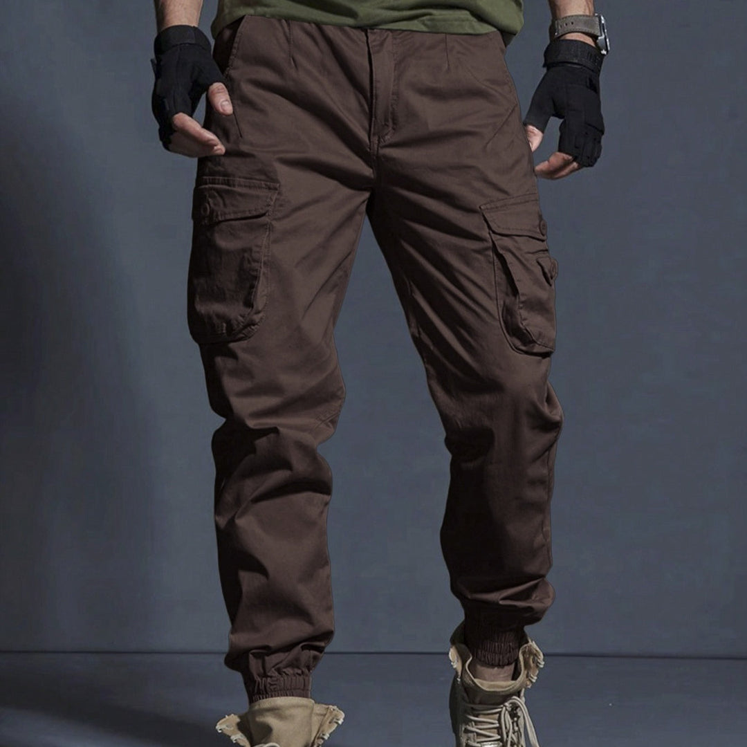 Pantaloni uomo cargo casual con coulisse, gamba dritta e tasche pratiche, perfetti per il tempo libero.