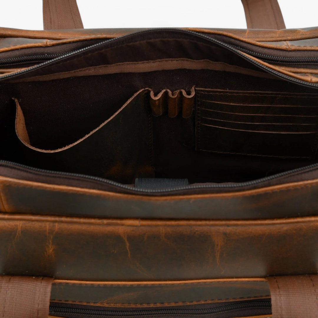 Organizzazione perfetta con questa borsa marrone elegante, multiscomparto e resistente.