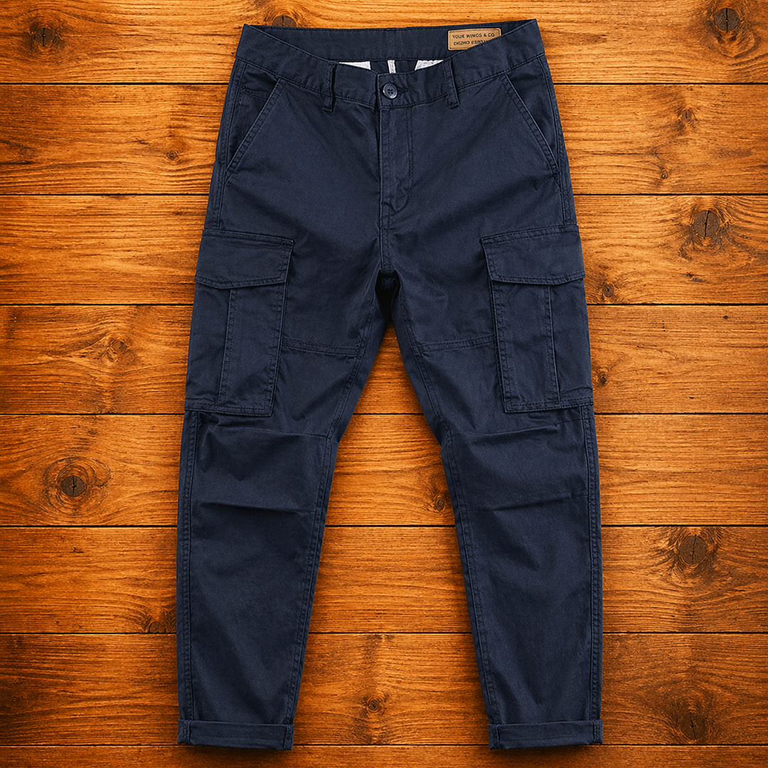 Pantaloni uomo cargo blu scuro, taglio slim fit, pratici multitasche per comfort e stile outdoor.