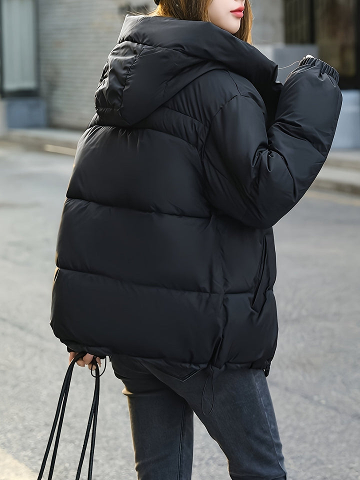 Giacca invernale da donna trapuntata con cappuccio, offre calore e stile per l'abbigliamento invernale casual.