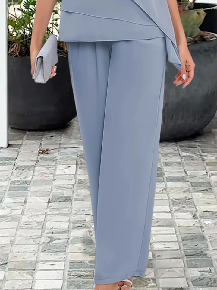 Abbigliamento femminile completo elegante due pezzi. Perfetto per un look chic da ufficio o eventi speciali.