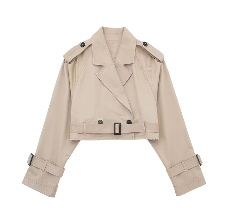 Modella con trench corto doppiopetto, look versatile per ogni occasione, moda donna.