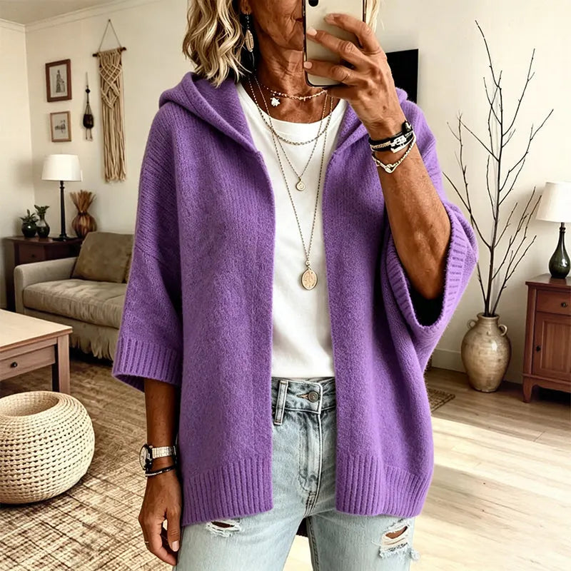 Comodo cardigan donna ampio con cappuccio, maniche 3/4. Ideale per abbigliamento versatile e look quotidiani.
