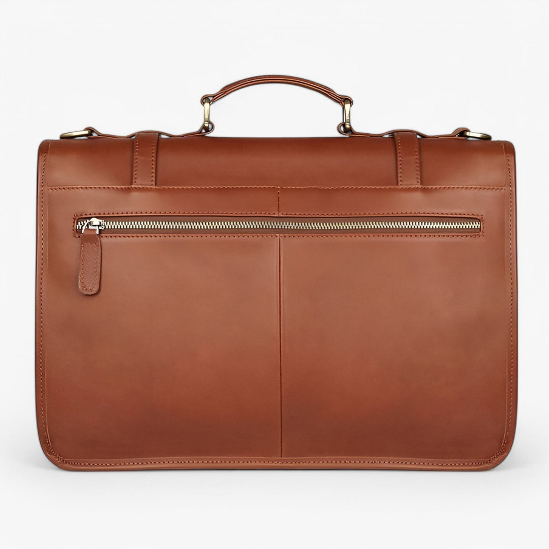 Dettaglio interno borsa portadocumenti unisex con scomparti, patta elegante, colore marrone.