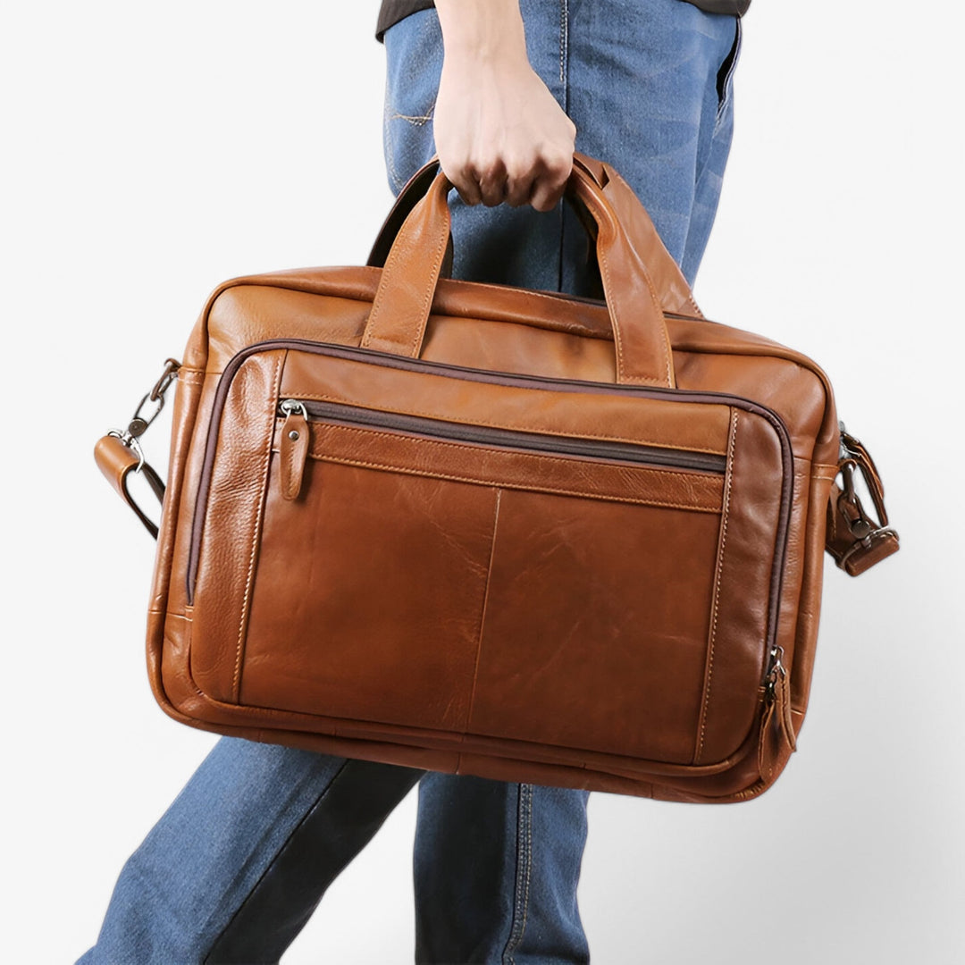 Portadocumenti marrone da uomo con scomparto dedicato per laptop, utile per affari, viaggi e uso quotidiano.