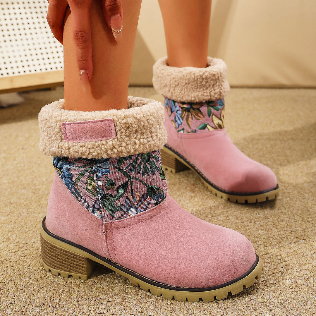 Stivali donna mezza gamba con robusto tacco quadrato. Ricamo floreale aggiunge tocco di moda e un'eleganza raffinata.