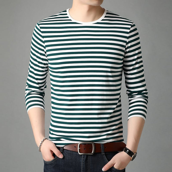 Maglia leggera da uomo a maniche lunghe con righe, comoda per ogni stagione. Stile quotidiano e moda uomo.