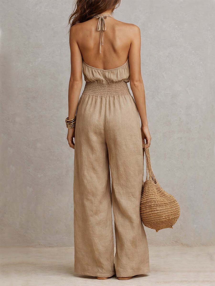 Femminile tuta con scollo halter, pantaloni larghi. Design elegante e comodo per la stagione estiva.