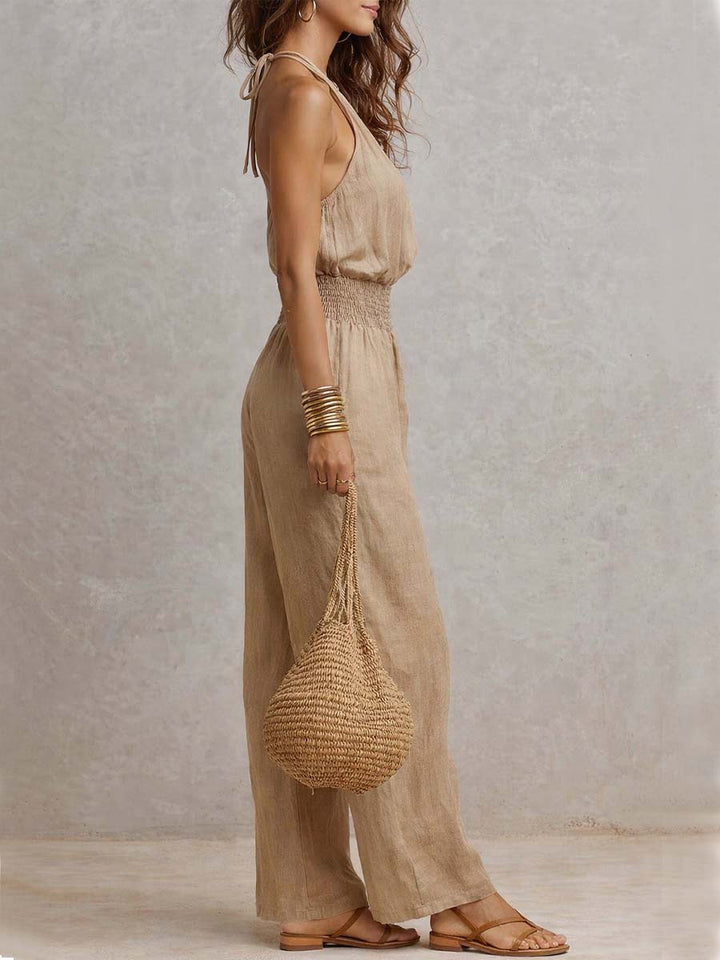 Outfit donna: tuta nera elegante con scollo halter e pantaloni larghi, perfetta per eventi o relax.