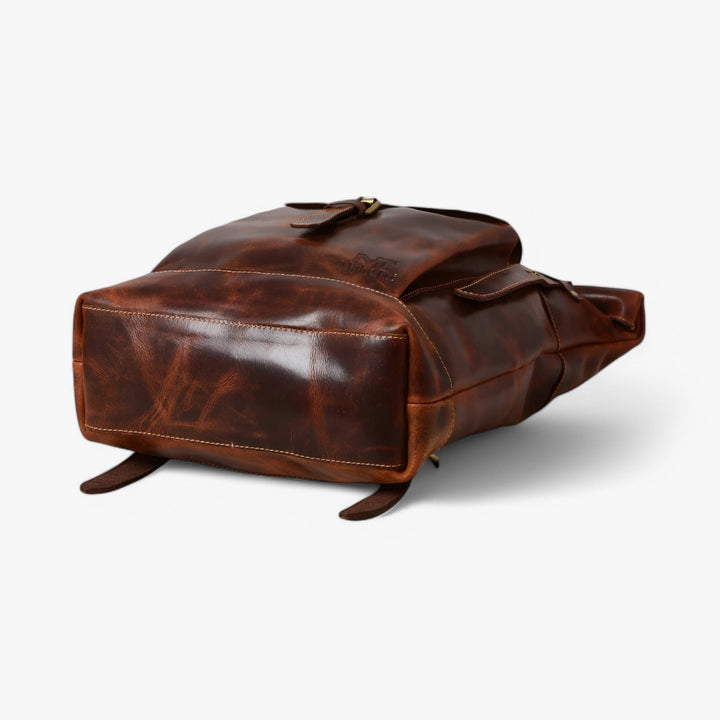 Zaino roll top marrone aperto, mostra l'ampio scomparto interno. Perfetto per organizzare i tuoi effetti.