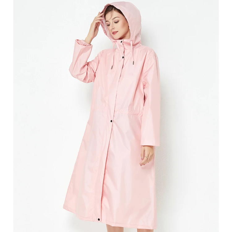 Impermeabile donna dalla linea elegante, perfetto per completare ogni outfit sotto la pioggia.