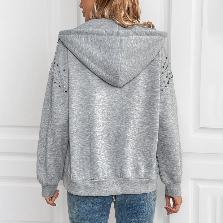 Comoda felpa con cappuccio da donna e maniche lunghe, arricchita da rivetti per un tocco di stile casual contemporaneo.
