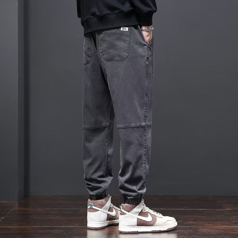 Jeans uomo grigi cropped con gamba affusolata, un capo versatile che unisce comfort e stile casual.