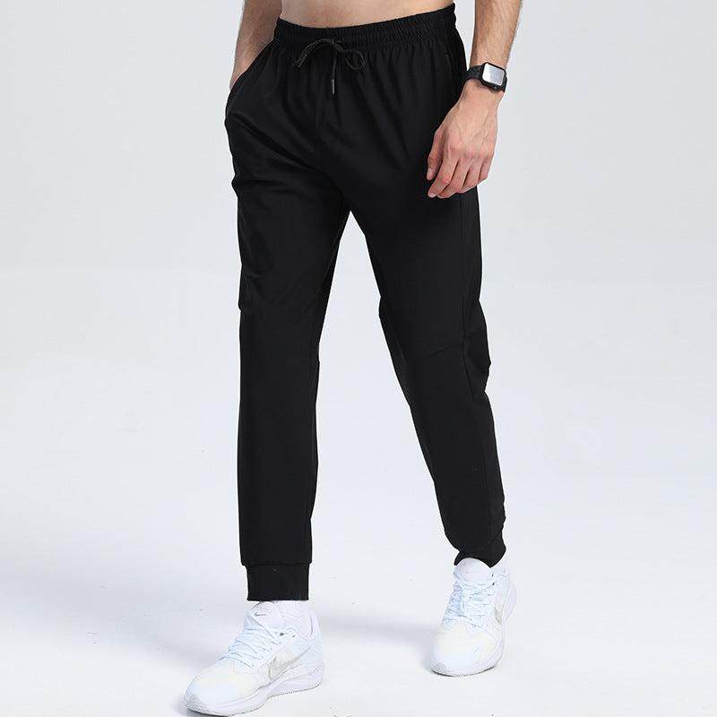 Pantaloni sportivi uomo larghi, ideali primavera estate per comfort e traspirabilità durante allenamento e tempo libero.