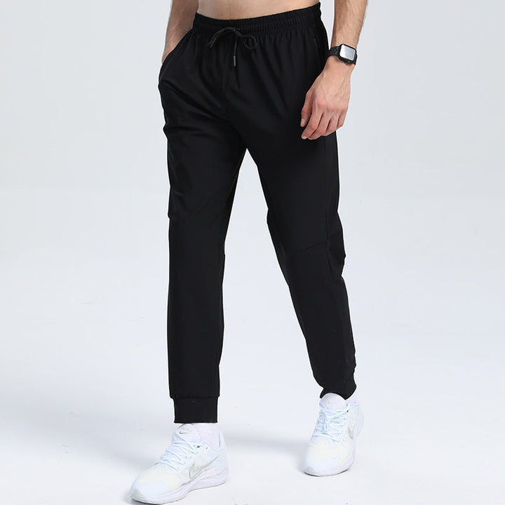 Pantaloni sportivi uomo larghi, ideali primavera estate per comfort e traspirabilità durante allenamento e tempo libero.
