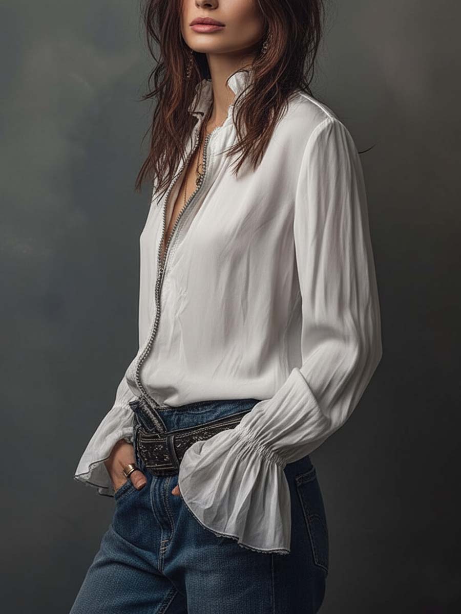 Modella che indossa blusa elegante con scollo convertibile e polsini a volant, perfetta per ogni occasione.
