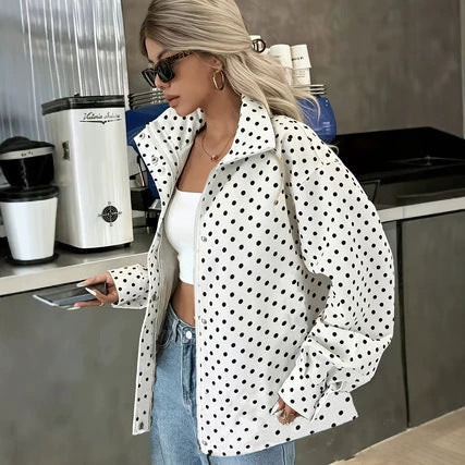 Giacca corta donna elegante a pois, ideale per primavera e autunno. Stile versatile e comodo.