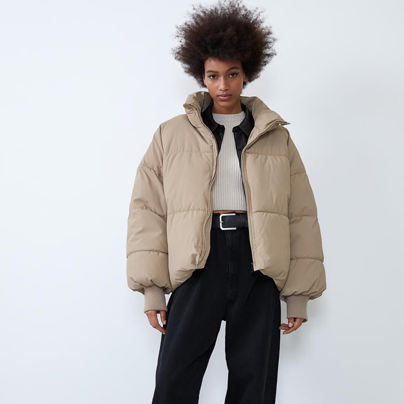 Cappotto piumino donna slim con maniche lunghe, design moderno e alla moda per l'abbigliamento invernale.