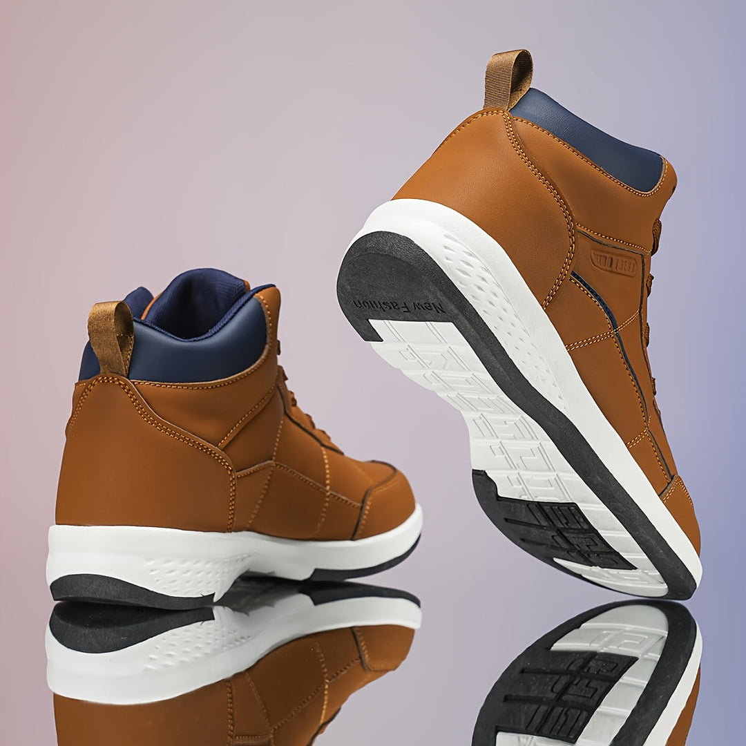 Scarpe alte da uomo per outdoor, versatili e robuste, garantiscono stabilità e grip su terreni misti.